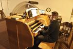 Marcel Eliasch an der Orgel