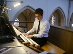 Chorleiter Max Jenkins probiert die Orgel von St. Agatha aus